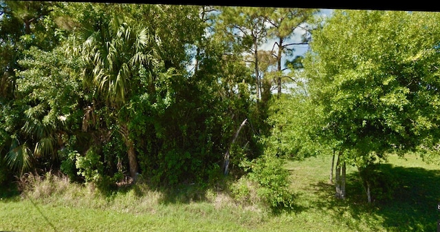 Listing photo 3 for 6015 Birch Dr, Fort Pierce FL 34982