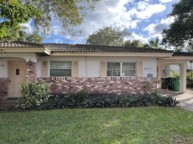 view of front facade with a front yard