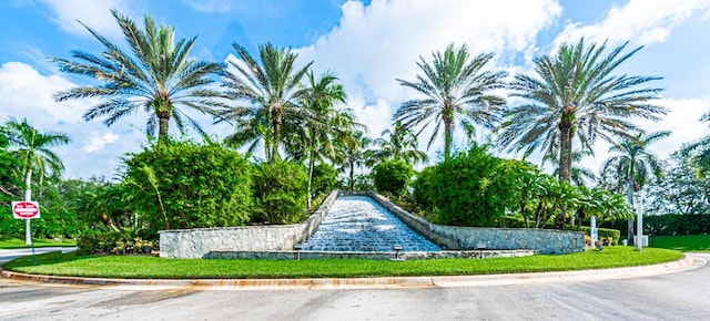 view of property's community featuring a yard