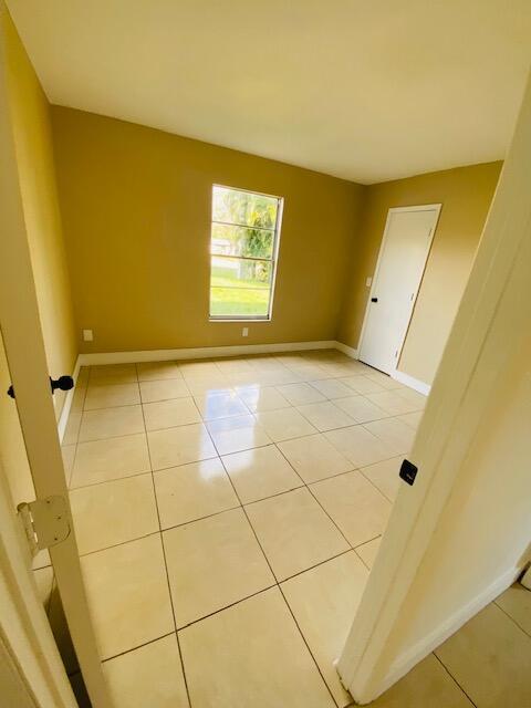 spare room featuring light tile patterned flooring