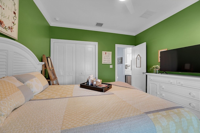 bedroom with crown molding, ceiling fan, and a closet