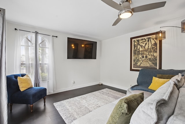 sitting room with dark wood-type flooring and ceiling fan