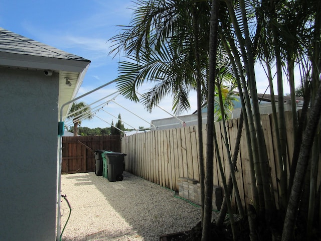 view of yard featuring a storage unit