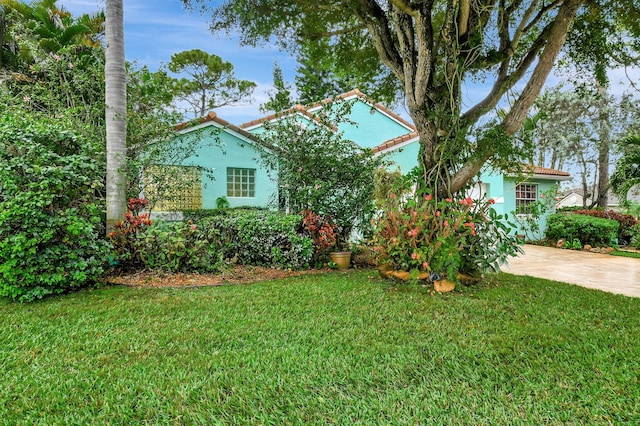 view of front of property with a front yard