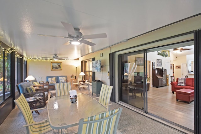 sunroom with ceiling fan