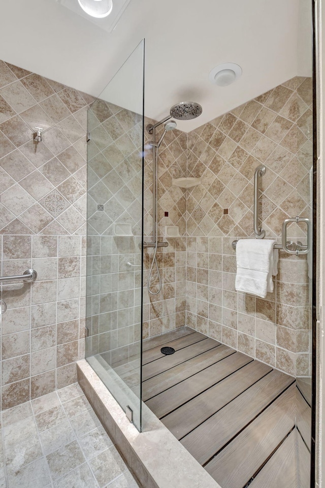 bathroom featuring a tile shower