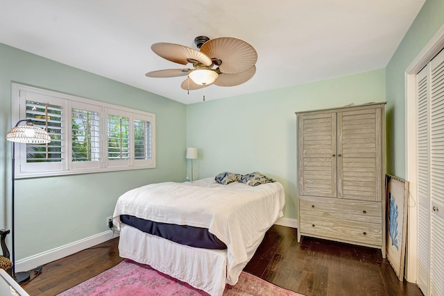 bedroom with dark wood-type flooring, a closet, and ceiling fan