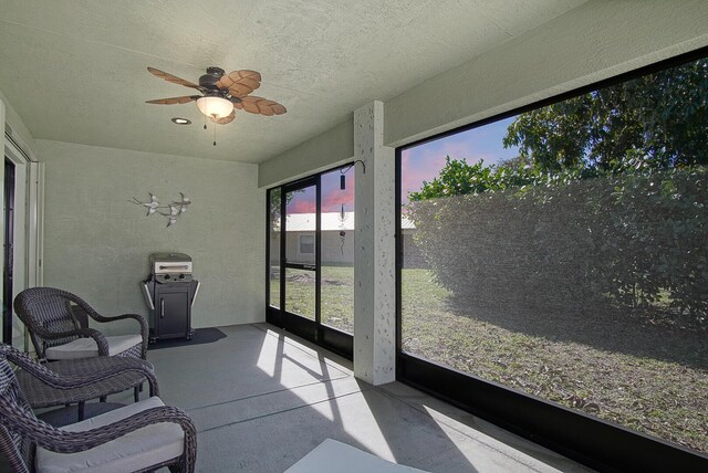 sunroom with ceiling fan