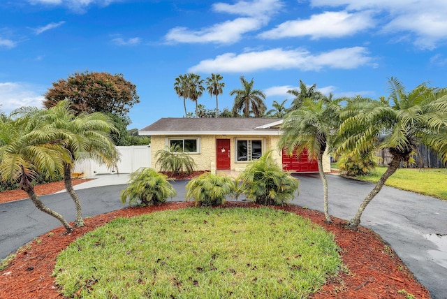 view of front of home featuring a front lawn