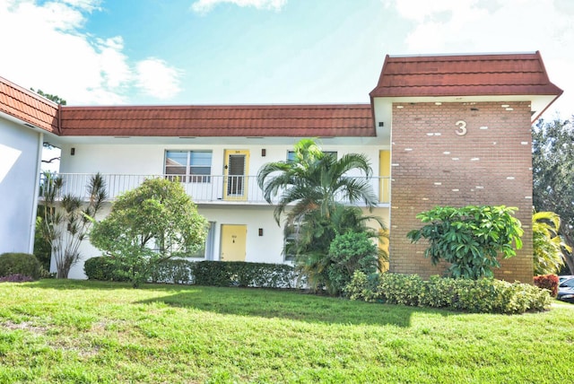 view of front of house featuring a front lawn