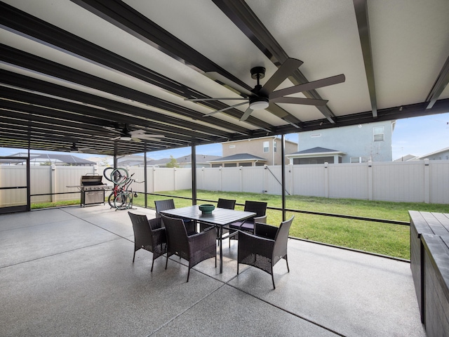 sunroom with ceiling fan