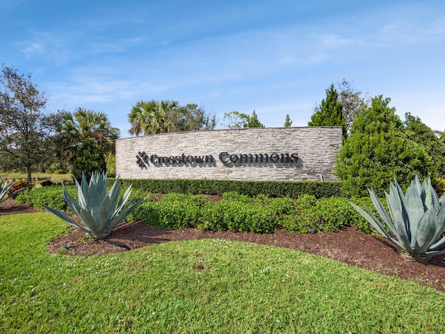 community sign featuring a yard