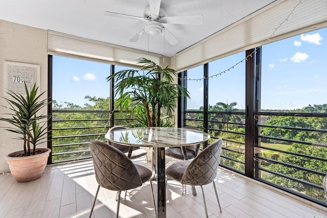 sunroom with ceiling fan