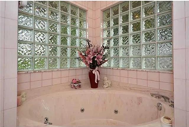 bathroom featuring a bathtub