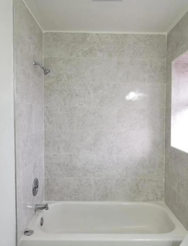 bathroom with tiled shower / bath