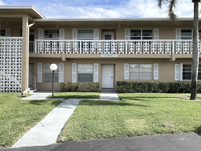 view of front of home featuring a front lawn