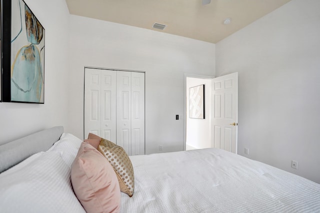 bedroom featuring ceiling fan and a closet