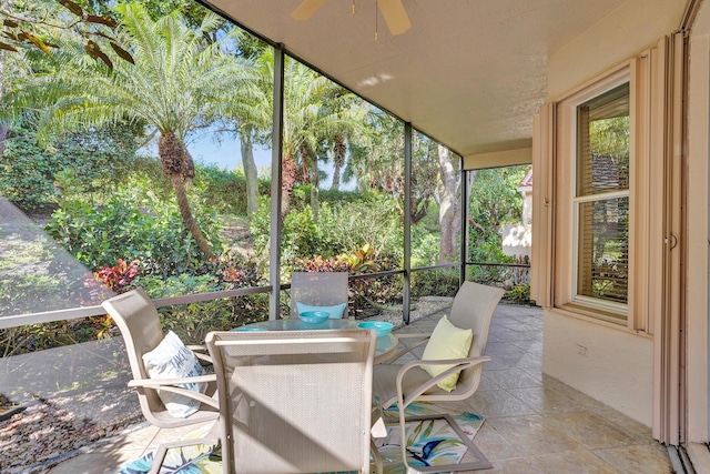 sunroom with ceiling fan