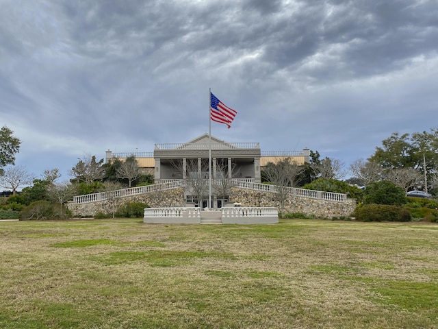 exterior space featuring a lawn