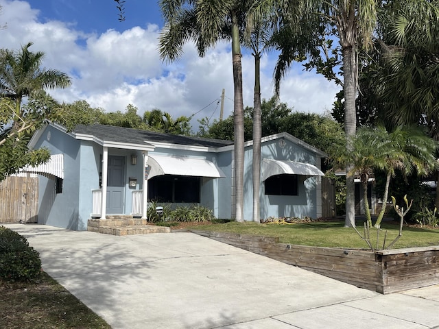 view of front of property featuring a front lawn