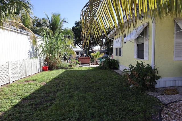 view of green lawn