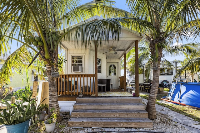 property entrance with ceiling fan and covered porch