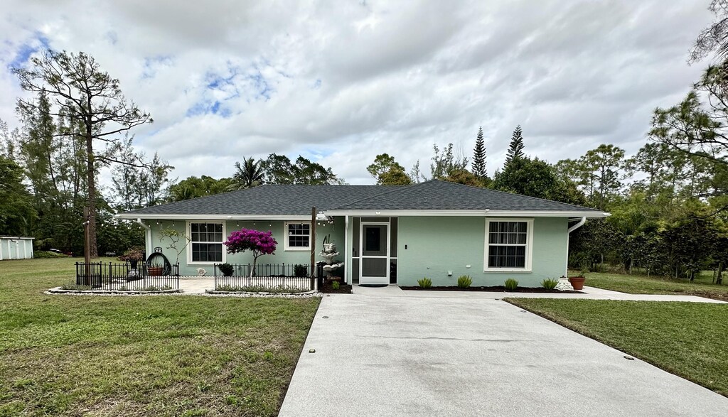 view of front facade featuring a porch and a front yard