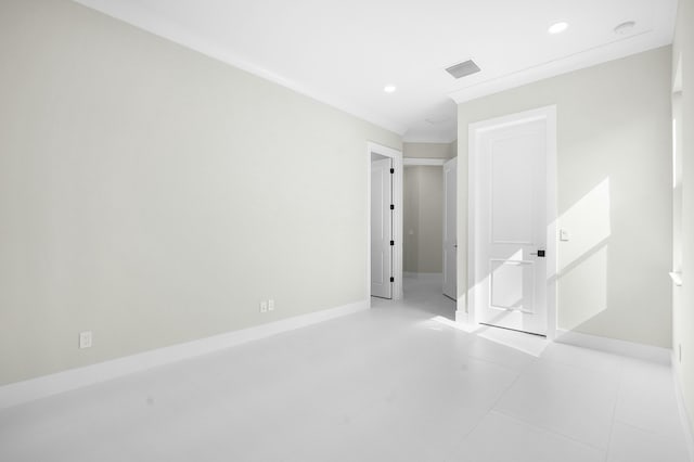 spare room featuring recessed lighting, visible vents, and baseboards