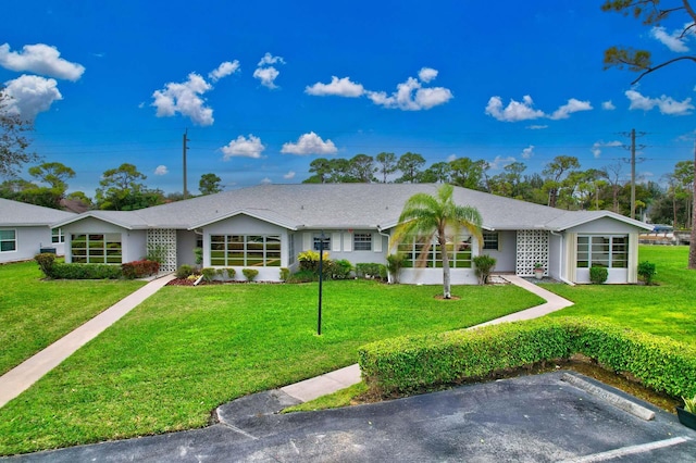 ranch-style house featuring a front yard