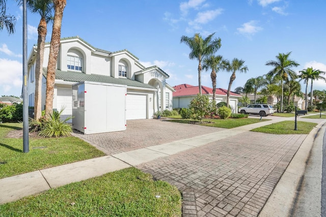 view of front facade featuring a garage and a front yard