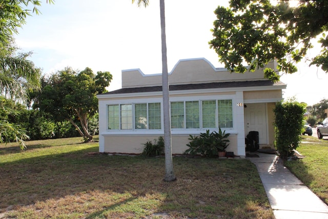 view of front of property with a front lawn