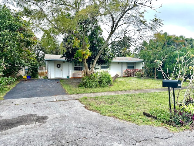 single story home featuring a front lawn