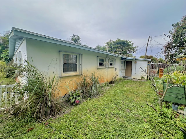 view of front of house with a front lawn