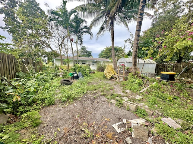 view of yard featuring an outbuilding