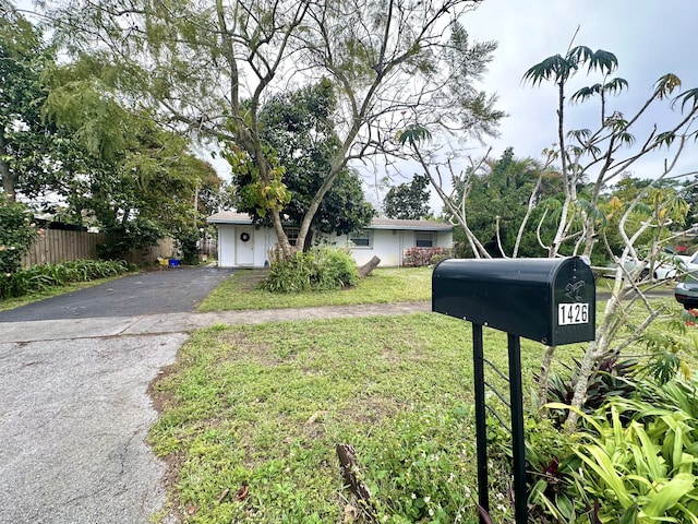 view of front of property featuring a front lawn