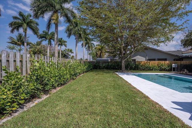 view of yard featuring a fenced in pool