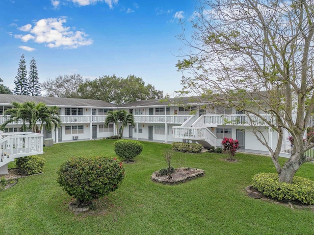 view of front of property featuring a front yard