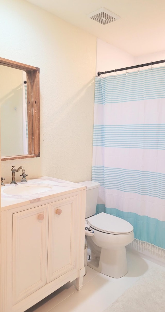 bathroom featuring visible vents, curtained shower, toilet, and vanity