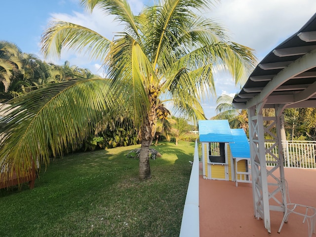 view of yard featuring fence