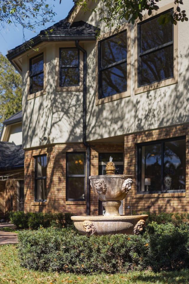 view of front facade with brick siding