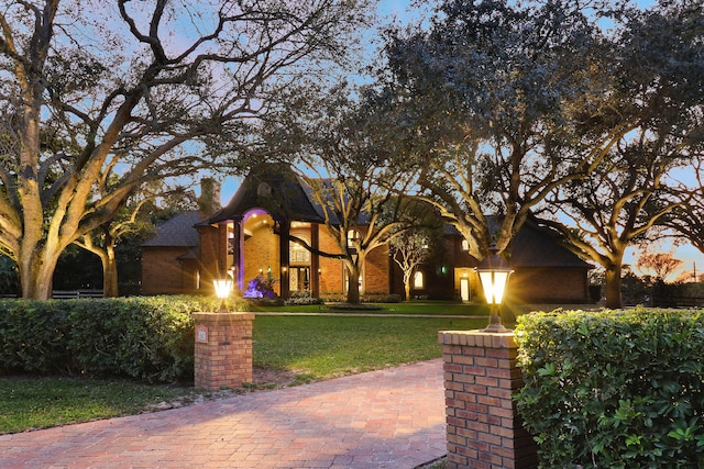 view of front of home featuring a front lawn