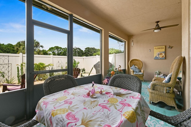 sunroom with ceiling fan