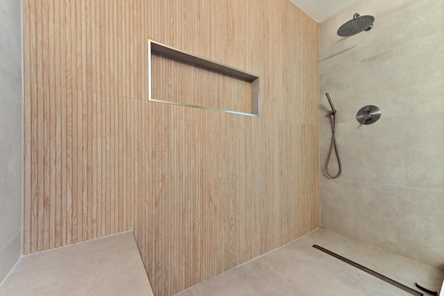 interior details with a tile shower