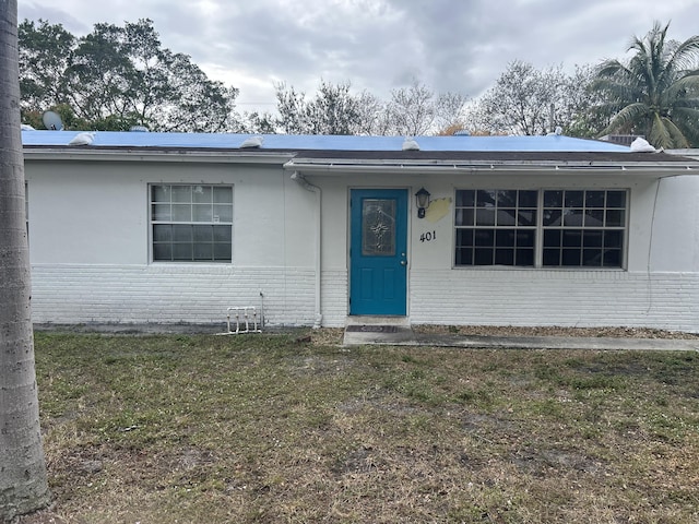 view of front of house featuring a front lawn