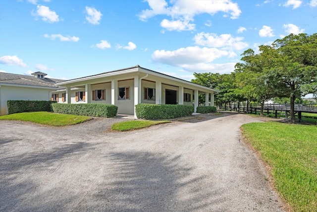 single story home featuring a front yard