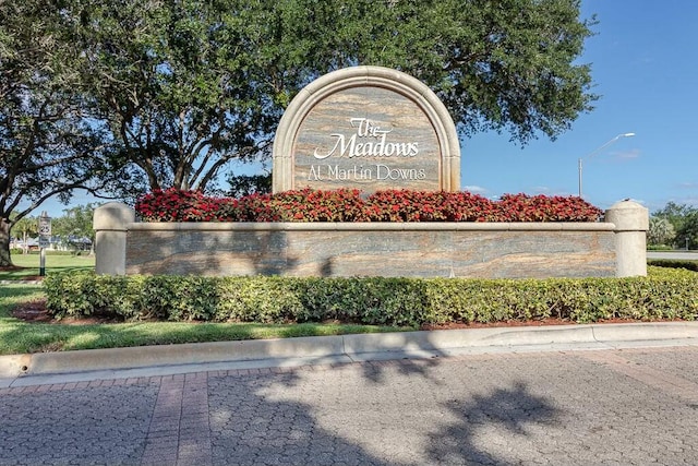 view of community / neighborhood sign