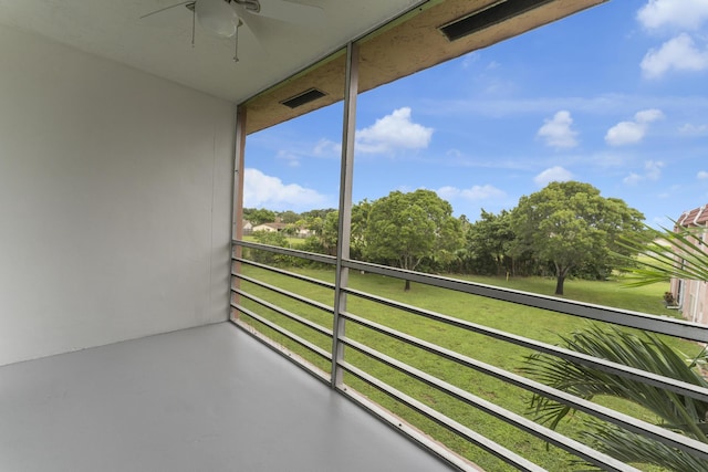 balcony featuring ceiling fan