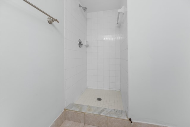 bathroom featuring a tile shower