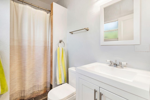 bathroom featuring a shower with curtain, vanity, and toilet