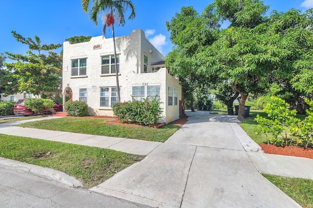 view of front of property with a front yard